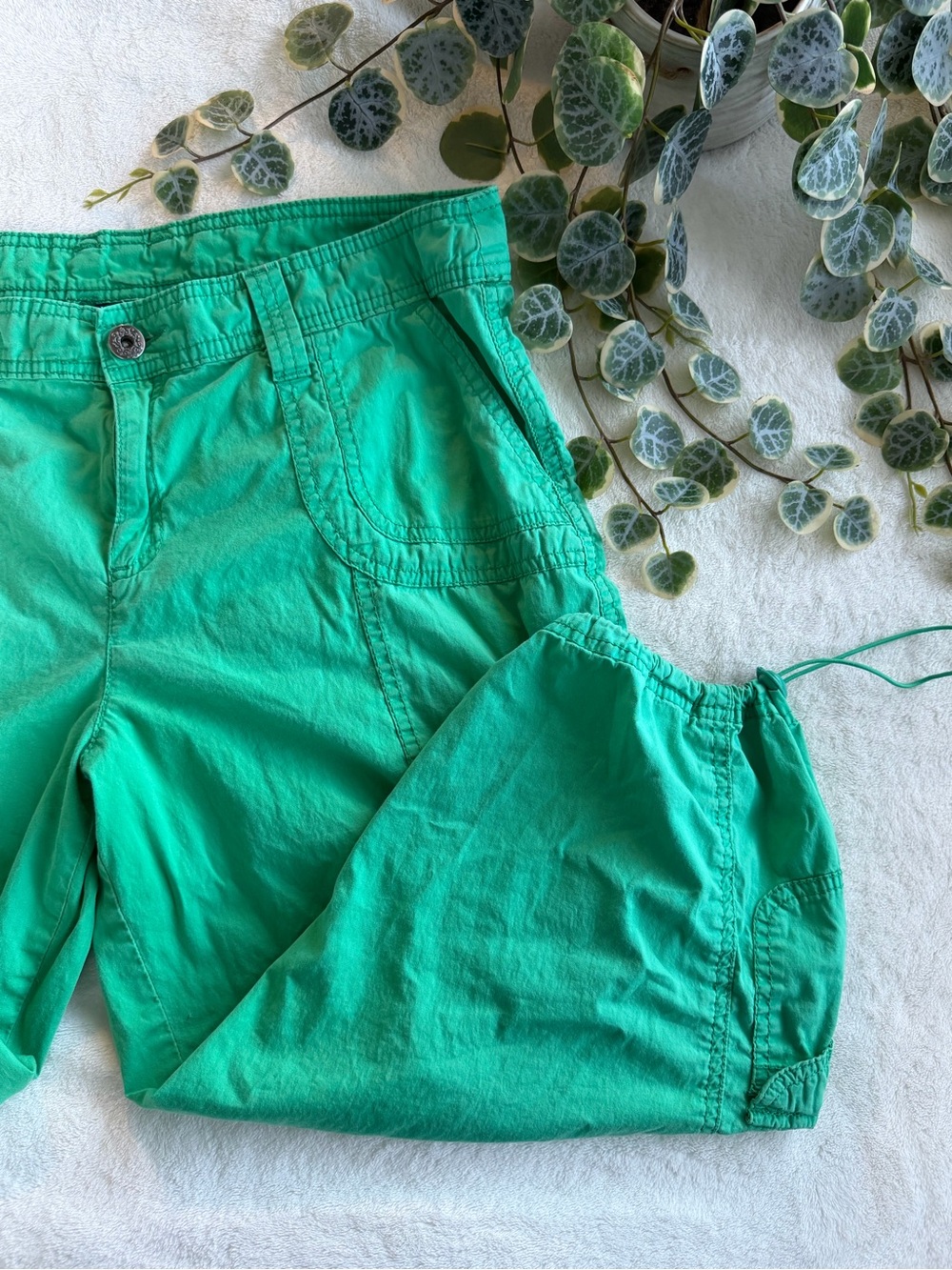 Green cargo capris with adjustable ankle drawstring by Indigo size 12